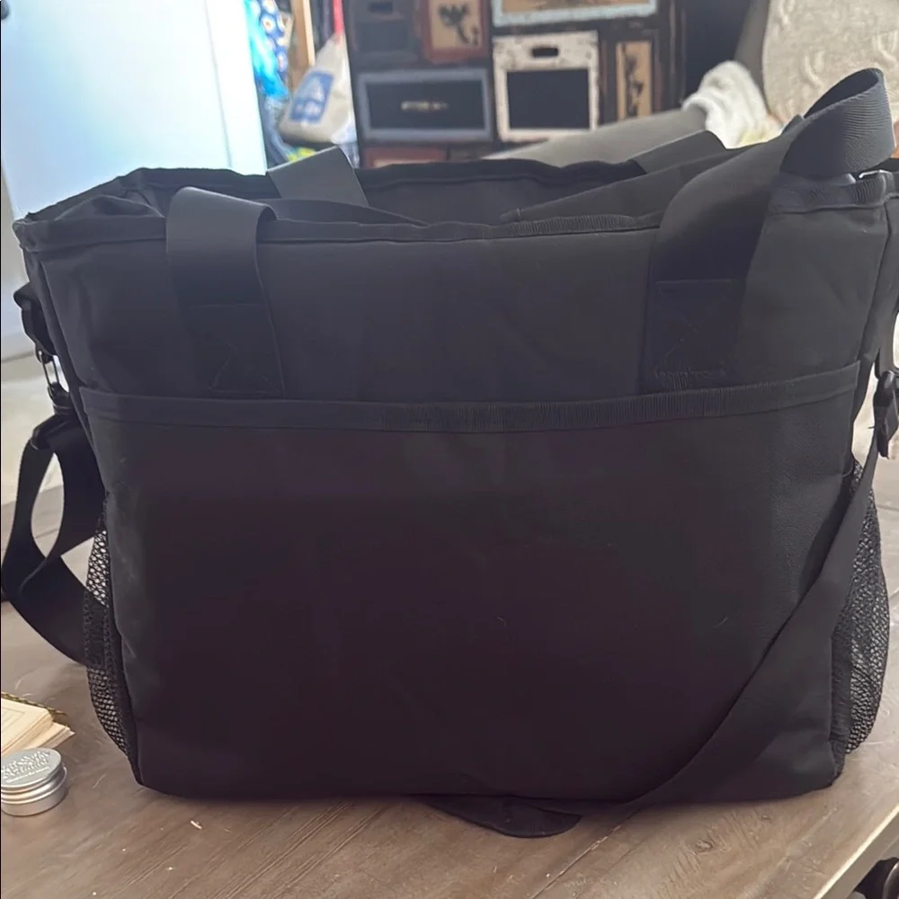 Black LaptopBag with Durable Fabric and Modern Design great for teachers